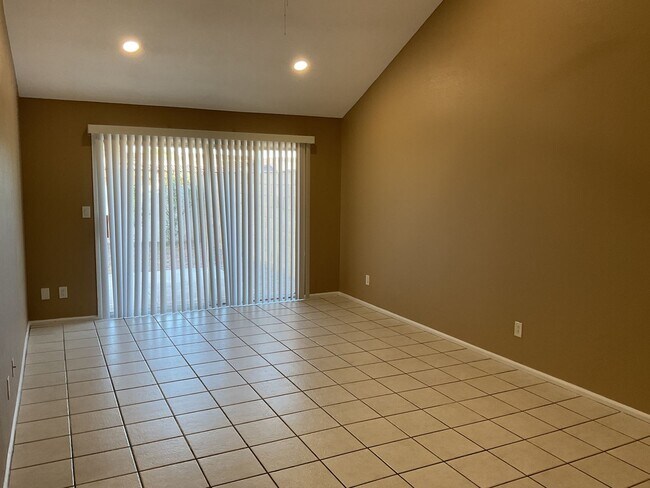 Building Photo - Spacious Townhouse near McKellips & Lindsay across from Community Pool