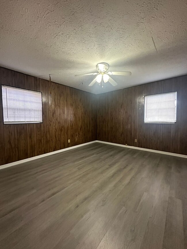 Building Photo - 3408 E Lambright St