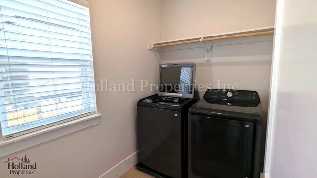 Building Photo - 3 Bedroom | 2.5 Bath Luxury Home Near Progress Ridge
