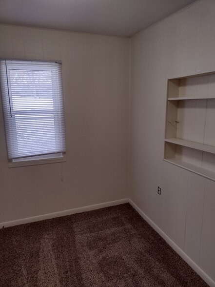 Building Photo - 821 Ravencrest Ave