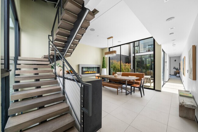 Building Photo - 838 California Ave