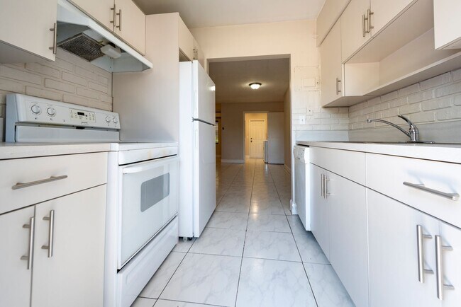 Building Photo - Large home with spacious patio and washer ...