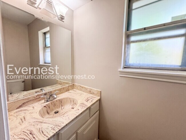 Building Photo - 3 Bed/2.5 Bath Home with Fenced Yard & Detached Garage / Pet-Friendly / Available Now!