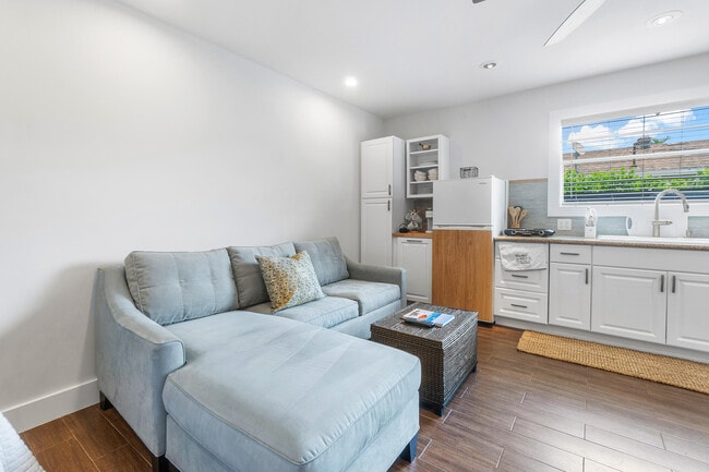 Building Photo - 43 W Plumosa Ln