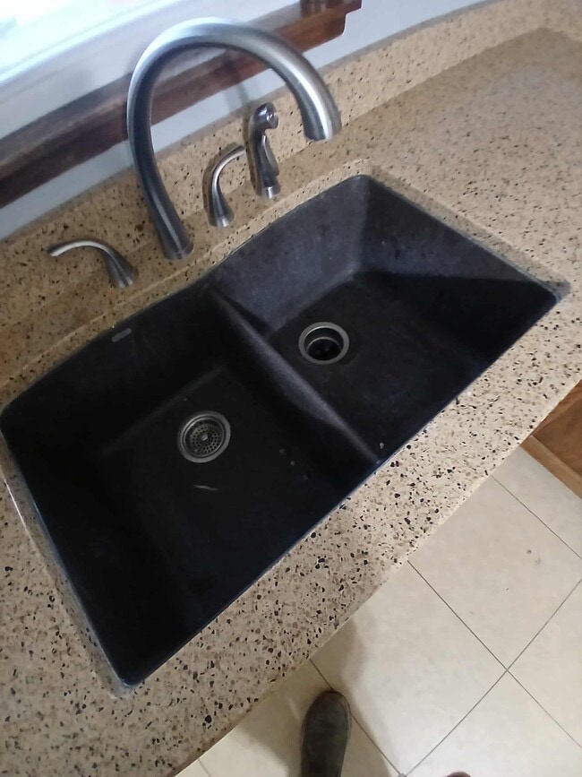 Building Photo - 1159 S Main St