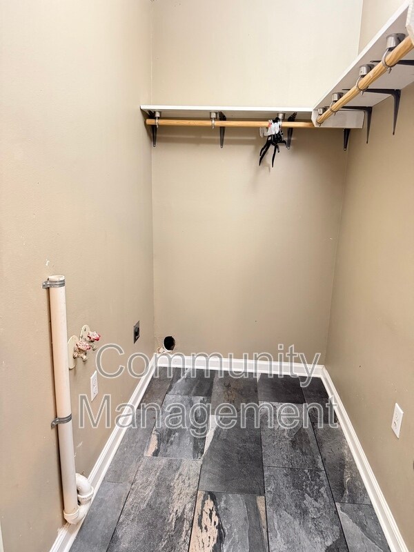Building Photo - 1442 Clinton Dr