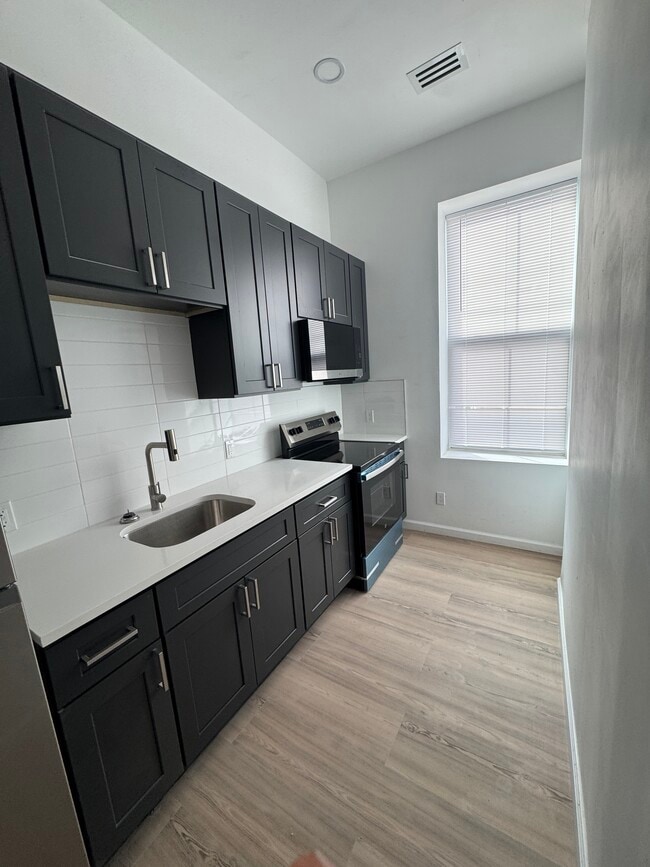 Building Photo - 839 S Jackson St