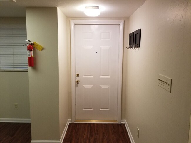Building Photo - **Available mid October** 2 Bedroom/ 2 Bat...