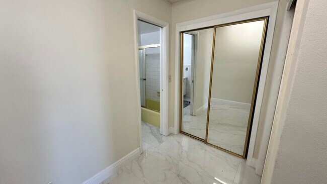 Building Photo - 330 SE 2nd St