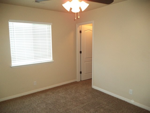 Building Photo - 1074 S New Summer Ave
