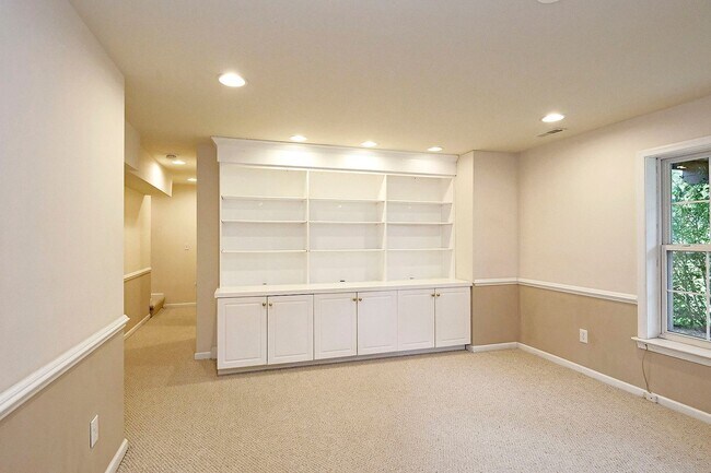 Building Photo - Pet-Friendly N. Albemarle Home With Fenced Yard