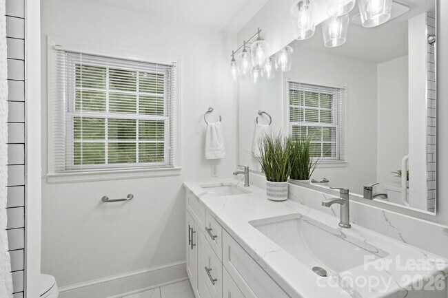 Building Photo - 926 Shady Bluff Dr