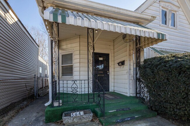 Building Photo - 564 Pemberton St