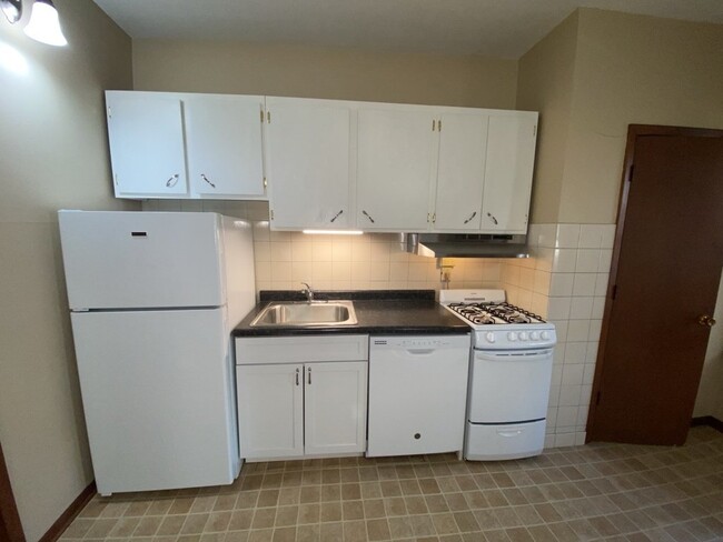 Building Photo - 1 Bed 1 Bath - Lowry Hill - 5 Blocks from ...