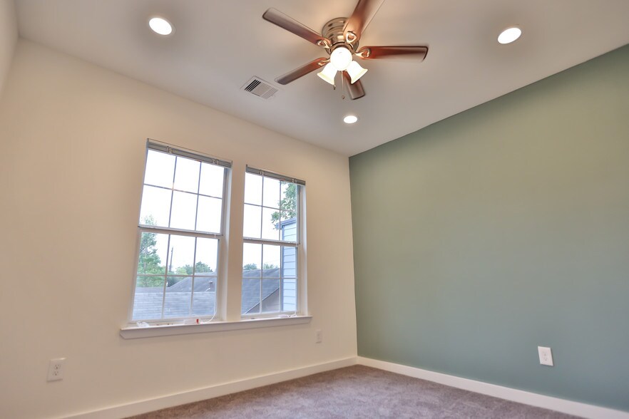 #2 Bedroom - 3203 Elgin St
