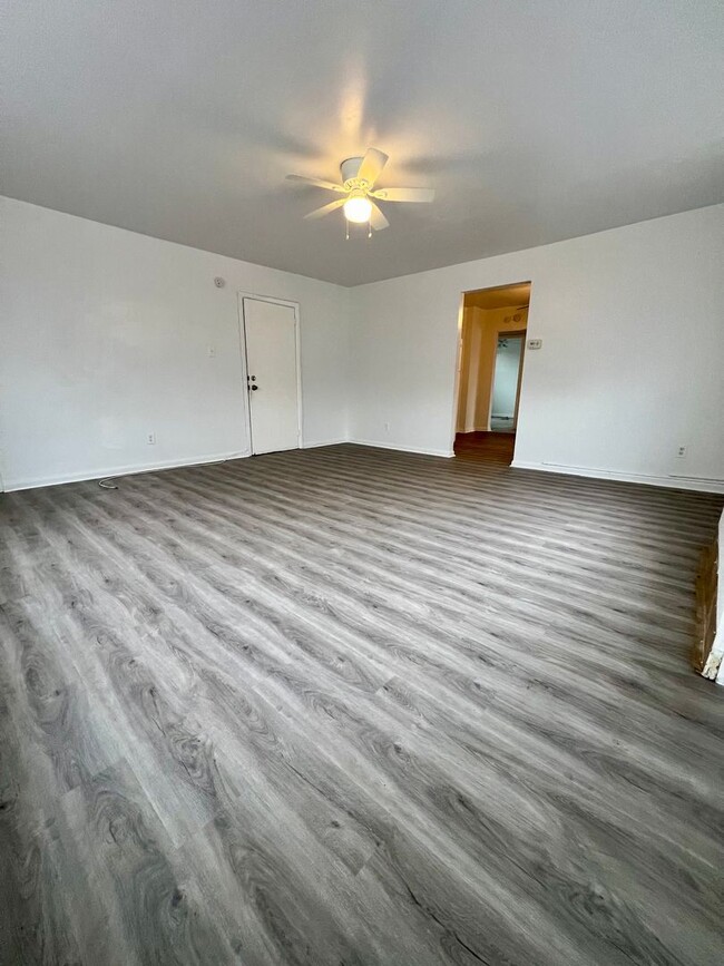 Building Photo - Newly Renovated 2-Bedroom Apartment in Ste...