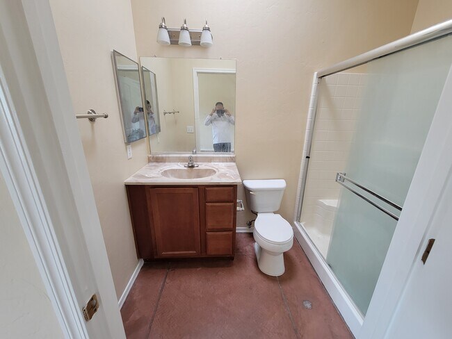 Building Photo - 3331 E Bermuda St