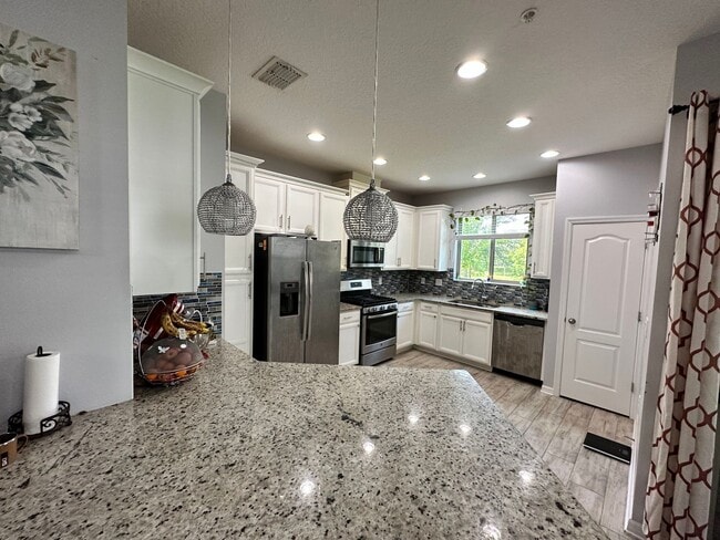 Building Photo - Lease this 3BR End-Unit Townhome in Gated Community with Water View!