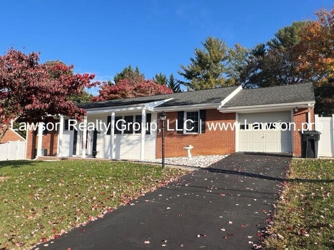 Building Photo - Very Nice & Spacious Home in Hidden Valley Neighborhood - Pet Friendly!