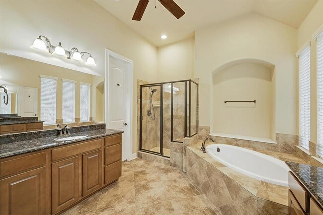 Building Photo - 211 Lake Como Dr