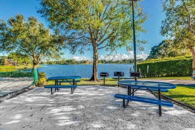 Building Photo - 12842 Meadowbend Dr