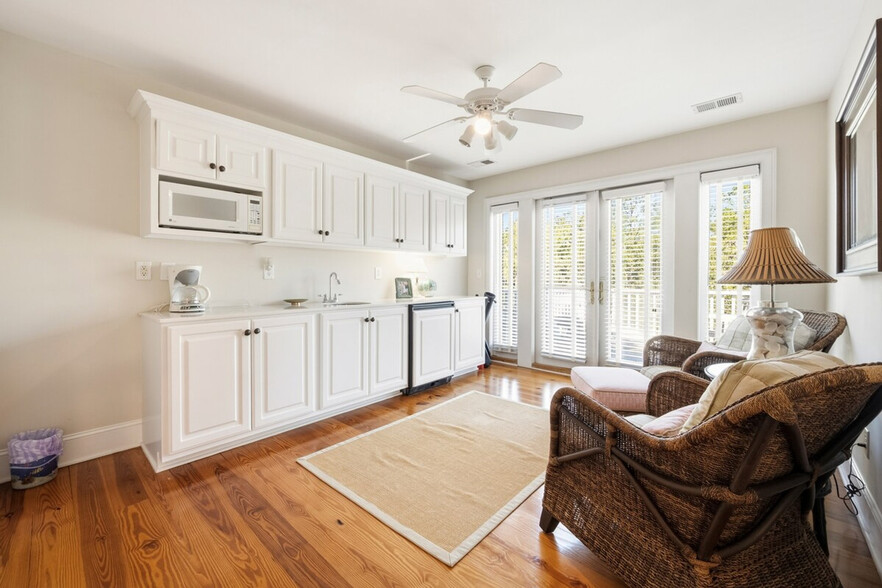 Building Photo - 190 Whiting Ln