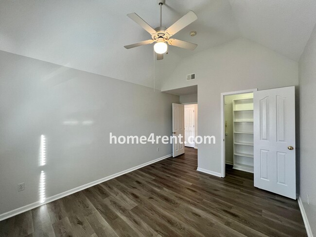 Building Photo - Beautiful Overland Park w/ Wood Floors Thr...