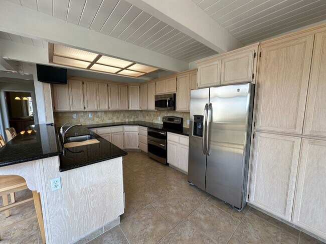 Building Photo - Stunning Home with Breathtaking Golf Cours...