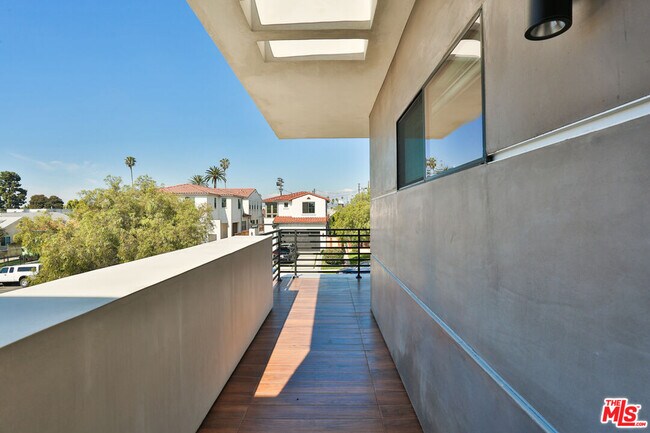 Building Photo - 1622 S Mansfield Ave