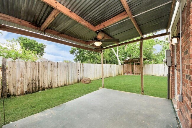 Building Photo - 2207 Bauer Dr