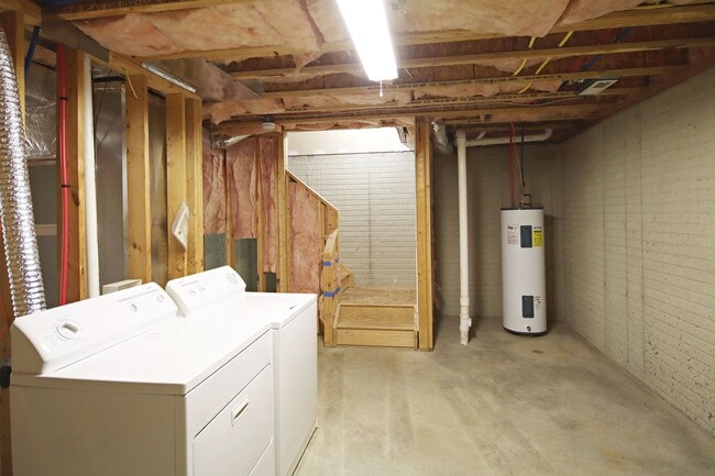 Building Photo - End-Unit Melbourne Park Townhome