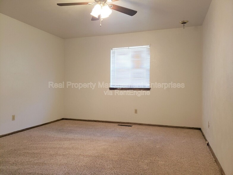 Building Photo - 301 S Ranchwood Manor Dr