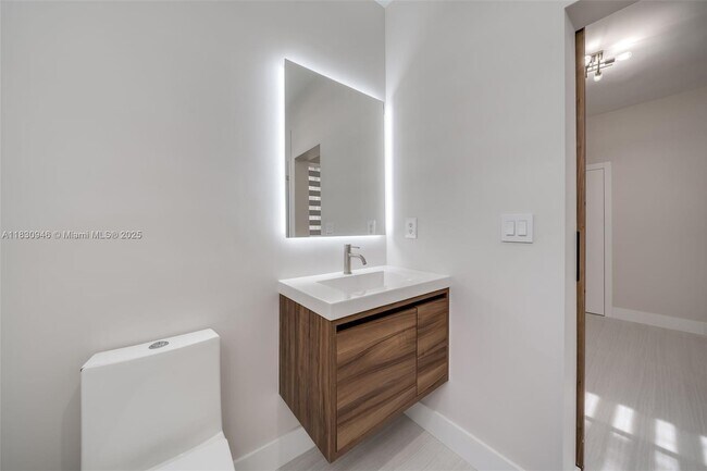 Building Photo - 1212 Camellia Ln