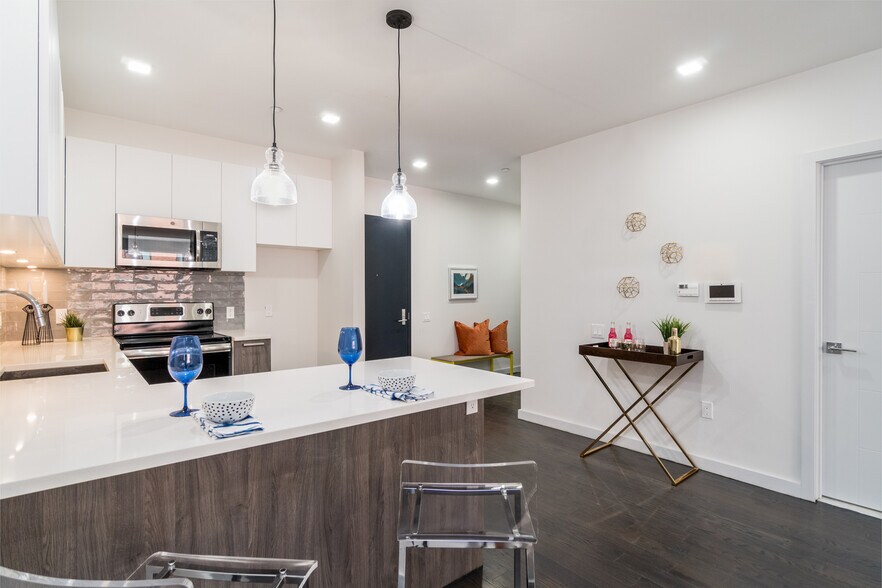 Building Photo - 6122 HUDSON Ave