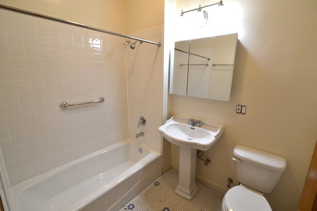 Building Photo - 3122 N California Ave