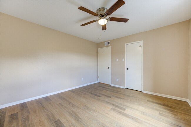 Building Photo - 351 N Post Oak Ln