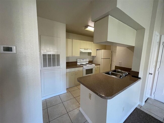 Building Photo - 2550 N Alafaya Trail