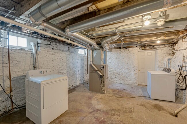 Building Photo - 371 Cedar St