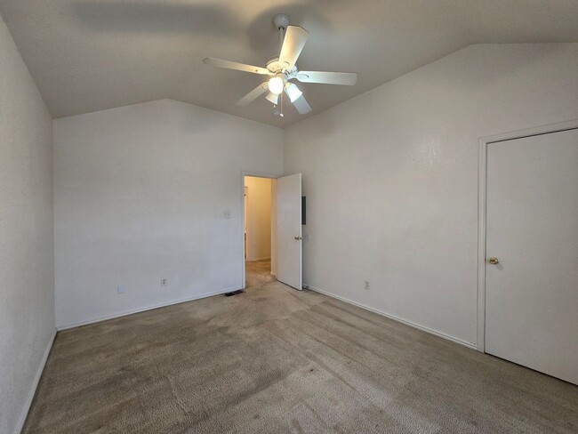 Building Photo - RENT SPECIAL - AVAILABLE NOW!