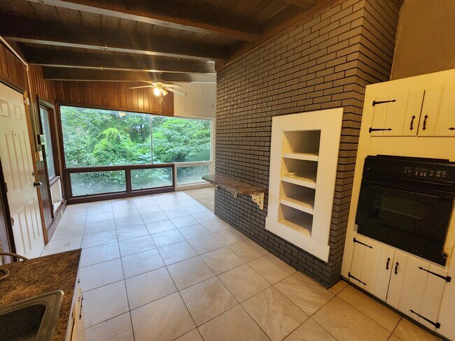Building Photo - 4001 Calhoun Dr