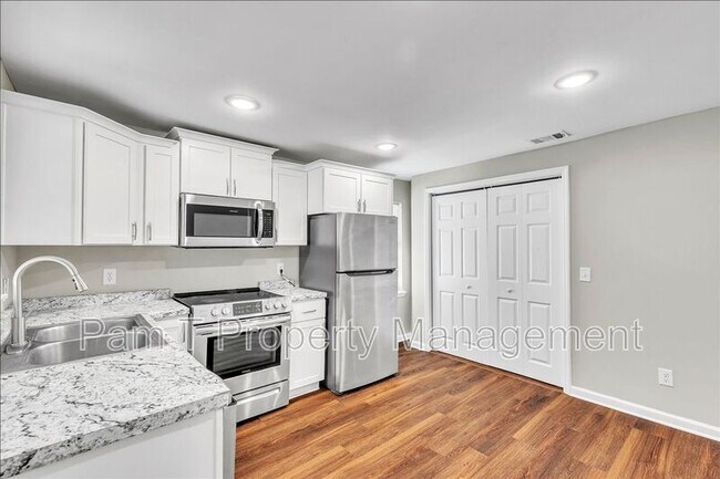 Building Photo - 1024 W 39th St