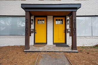 Building Photo - 2105 Sheridan St