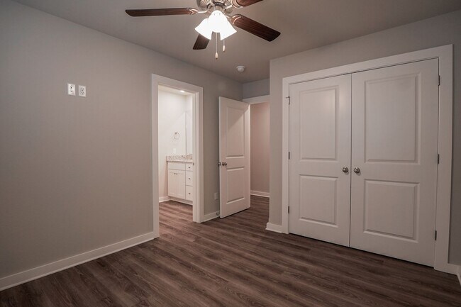 Building Photo - 4 bedroom 3.5 bath home!