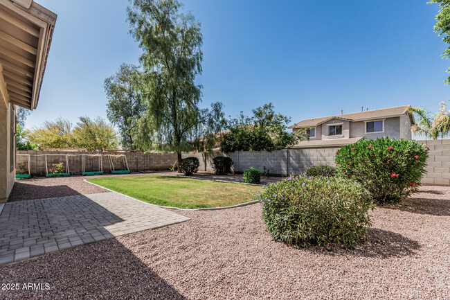 Building Photo - 1242 E Strawberry Dr