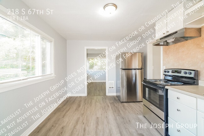 Building Photo - 218 S 67th St