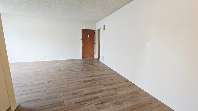 Building Photo - 526 S St Andrews Pl