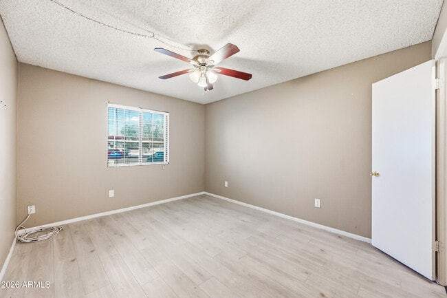 Building Photo - 533 W Guadalupe Rd