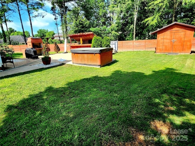 Building Photo - 3108 Leicester Dr