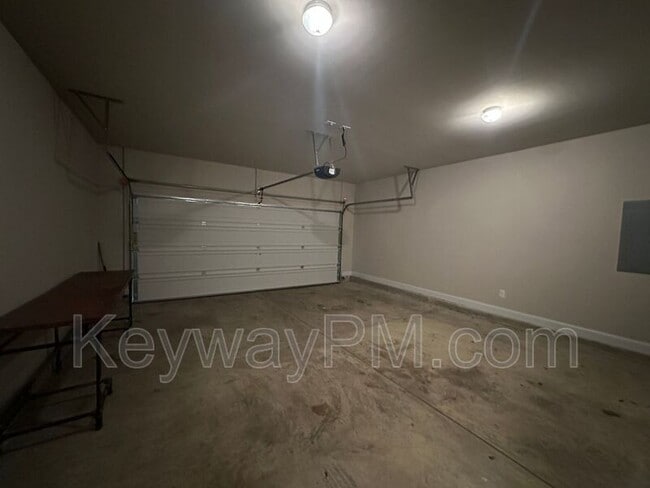 Building Photo - 688 Tree Top Trl