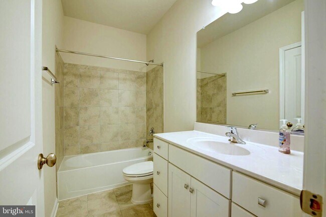 Building Photo - 42932 Running Creek Square